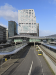 902267 Overzicht van het vrijwel verlaten busstation Jaarbeurszijde (Dichtersplein) te Utrecht, vanaf de Moreelsebrug. ...